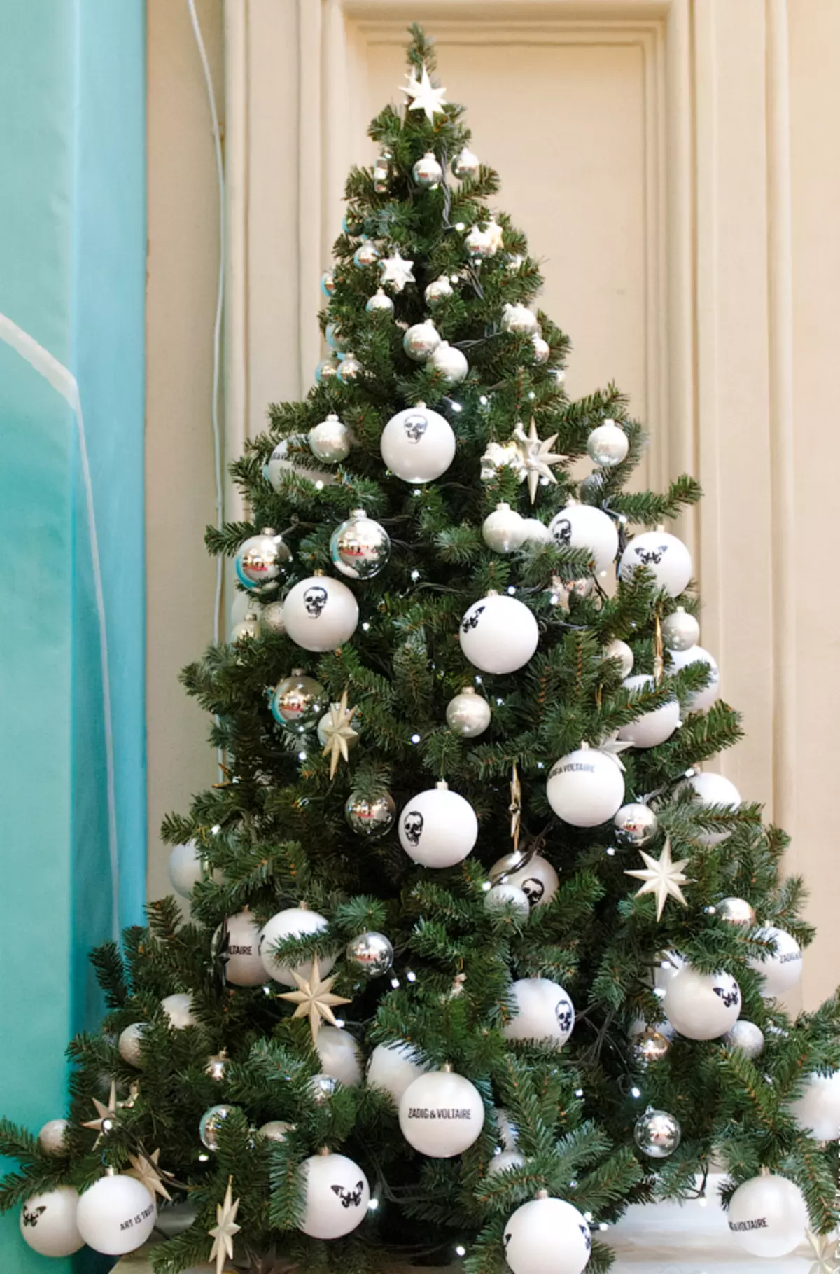 decoració de l'arbre de Nadal amb joguines de plata: boles de plata amb blanc i amb joguines de color rosa, amb vermell i daurat, amb el blau i l'altre 7626_4