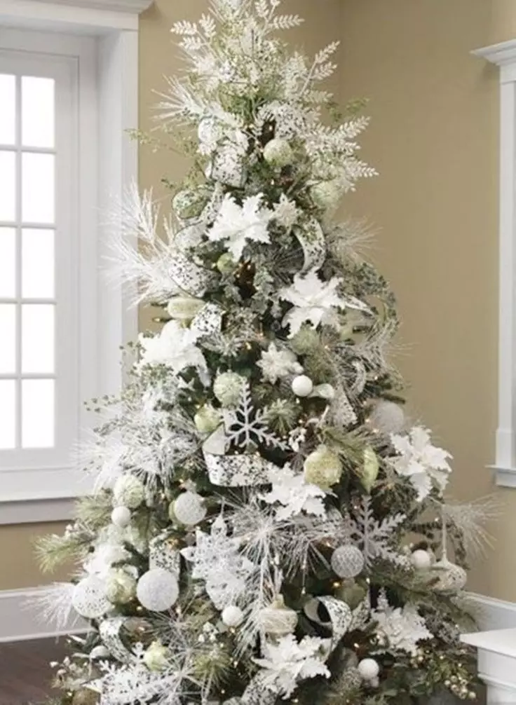 Dekoracija božićnog drveća sa srebrnim igračkama: srebrne kugle s bijelim i ružičastim igračkama, s crvenim i zlatnim, s plavim i drugim 7626_5