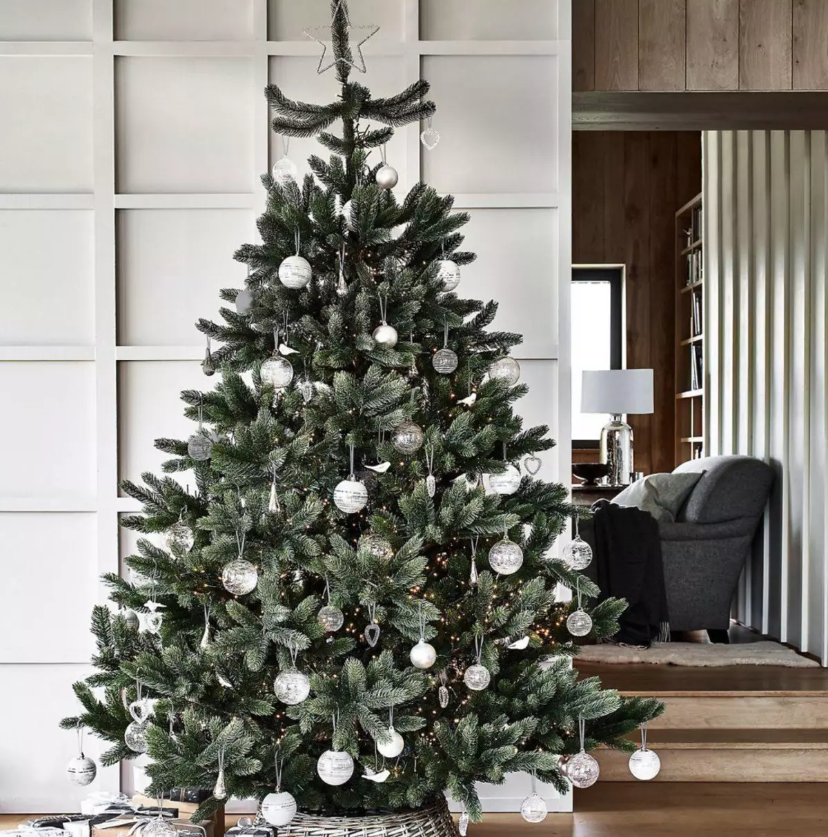 Dekoracija božićnog drveća sa srebrnim igračkama: srebrne kugle s bijelim i ružičastim igračkama, s crvenim i zlatnim, s plavim i drugim 7626_8