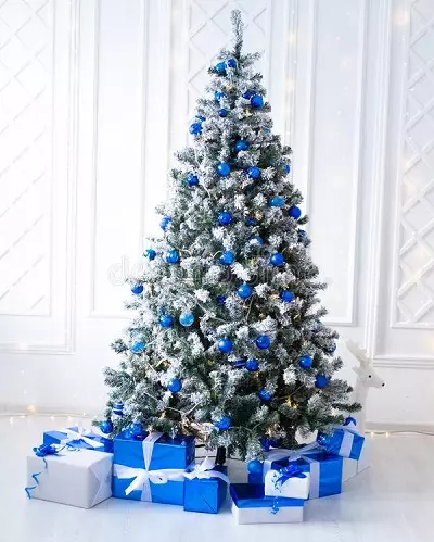 如何在蓝色银色颜色装饰圣诞树？ 30张照片如何打扮球和其他装饰在蓝色和银色的色调？ 7627_10