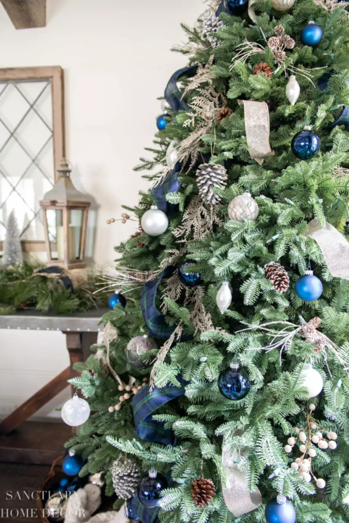 Làm thế nào để trang trí cây Giáng sinh màu xanh lam? 30 ảnh Làm thế nào để ăn mặc với những quả bóng và các trang trí khác trong tông màu xanh và bạc? 7627_11