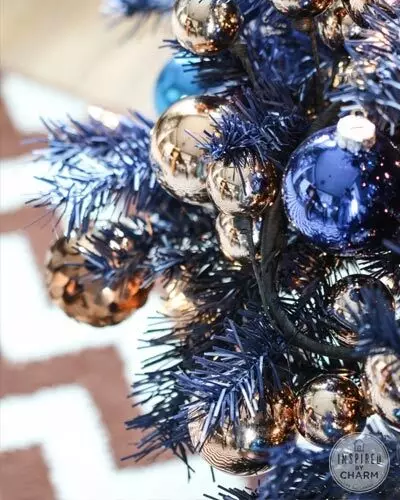 Làm thế nào để trang trí cây Giáng sinh màu xanh lam? 30 ảnh Làm thế nào để ăn mặc với những quả bóng và các trang trí khác trong tông màu xanh và bạc? 7627_13