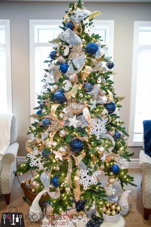 Làm thế nào để trang trí cây Giáng sinh màu xanh lam? 30 ảnh Làm thế nào để ăn mặc với những quả bóng và các trang trí khác trong tông màu xanh và bạc? 7627_14