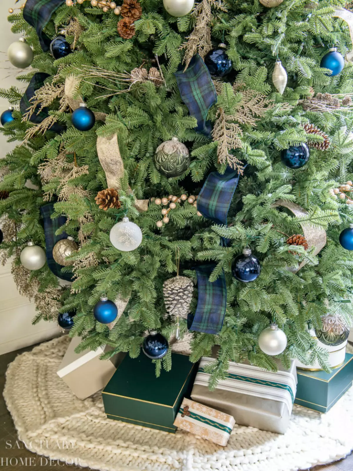 如何在蓝色银色颜色装饰圣诞树？ 30张照片如何打扮球和其他装饰在蓝色和银色的色调？ 7627_16