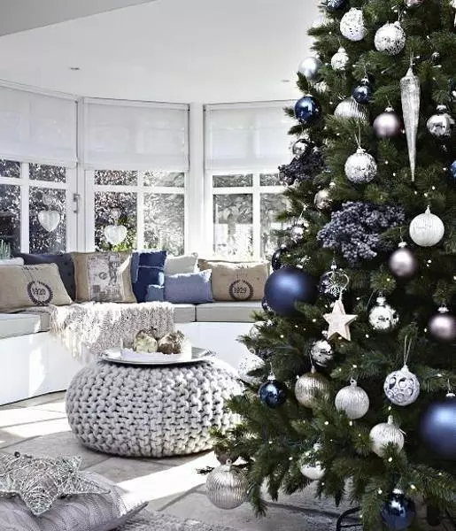 Làm thế nào để trang trí cây Giáng sinh màu xanh lam? 30 ảnh Làm thế nào để ăn mặc với những quả bóng và các trang trí khác trong tông màu xanh và bạc? 7627_17