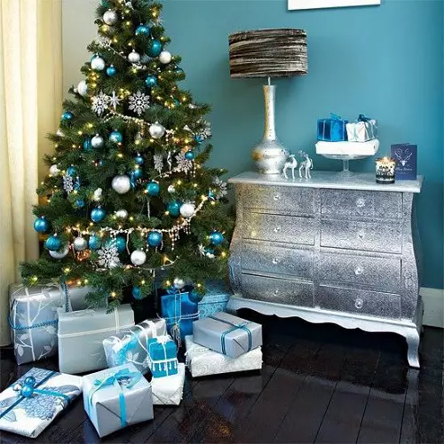 如何在蓝色银色颜色装饰圣诞树？ 30张照片如何打扮球和其他装饰在蓝色和银色的色调？ 7627_19