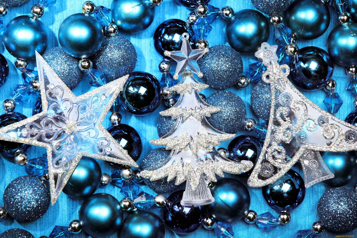 如何在蓝色银色颜色装饰圣诞树？ 30张照片如何打扮球和其他装饰在蓝色和银色的色调？ 7627_2