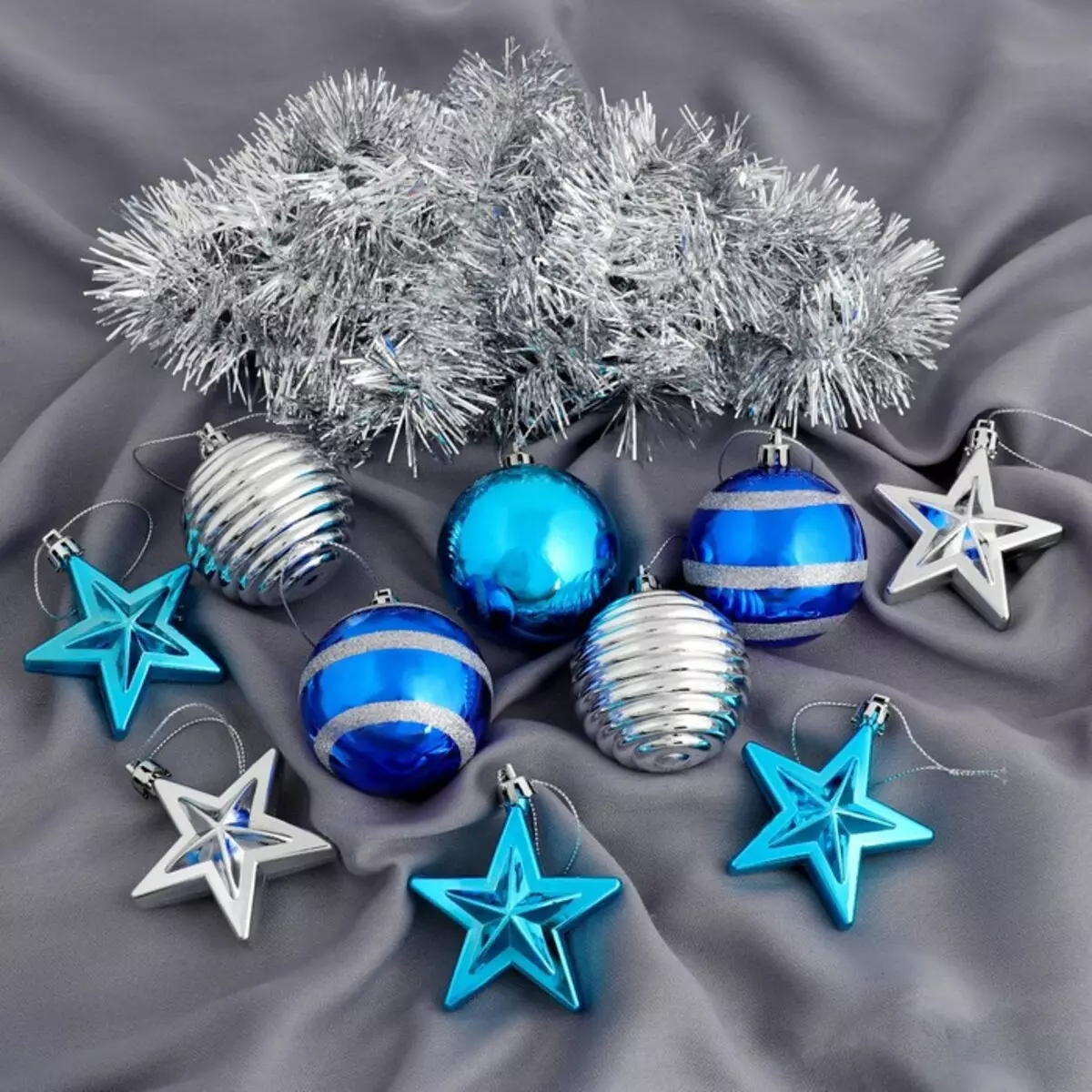 Làm thế nào để trang trí cây Giáng sinh màu xanh lam? 30 ảnh Làm thế nào để ăn mặc với những quả bóng và các trang trí khác trong tông màu xanh và bạc? 7627_20