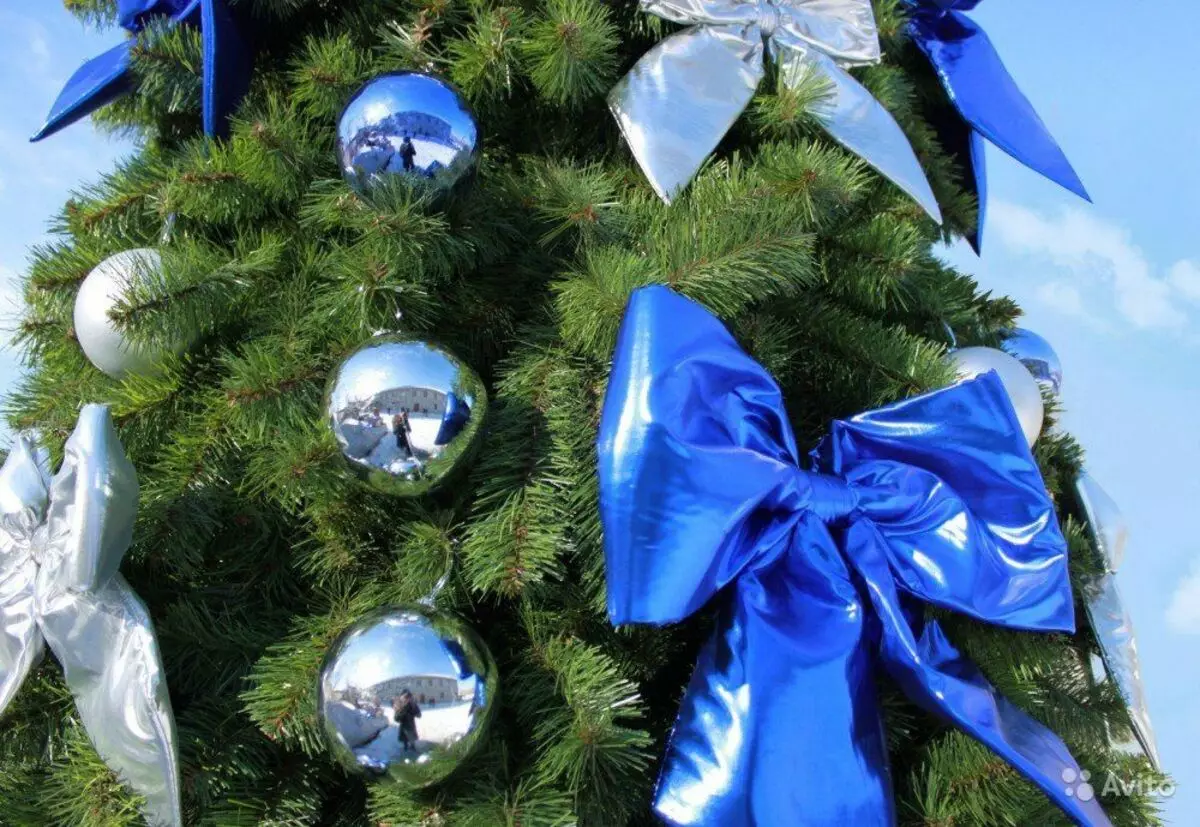 如何在蓝色银色颜色装饰圣诞树？ 30张照片如何打扮球和其他装饰在蓝色和银色的色调？ 7627_24