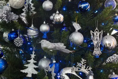 如何在蓝色银色颜色装饰圣诞树？ 30张照片如何打扮球和其他装饰在蓝色和银色的色调？ 7627_27