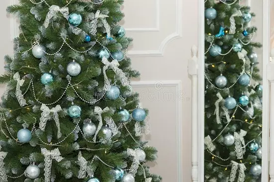How to decorate the Christmas tree in blue-silver color? 30 photos How to dress up with balls and other decorations in blue and silver tones? 7627_28