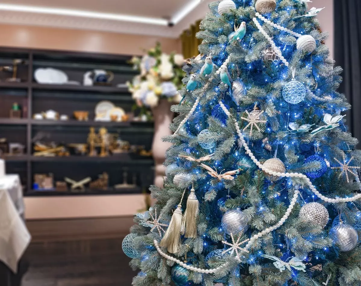 如何在蓝色银色颜色装饰圣诞树？ 30张照片如何打扮球和其他装饰在蓝色和银色的色调？ 7627_3