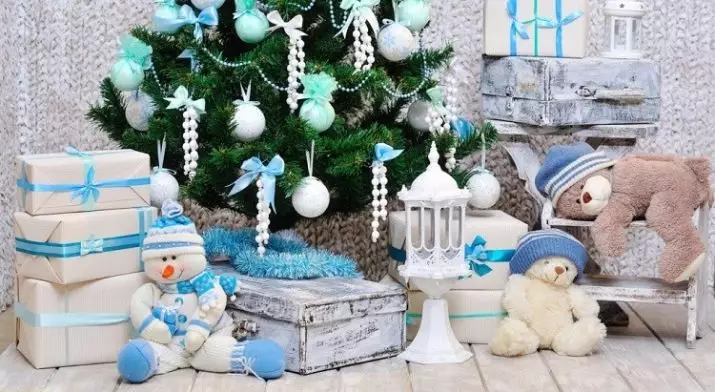 如何在蓝色银色颜色装饰圣诞树？ 30张照片如何打扮球和其他装饰在蓝色和银色的色调？ 7627_30