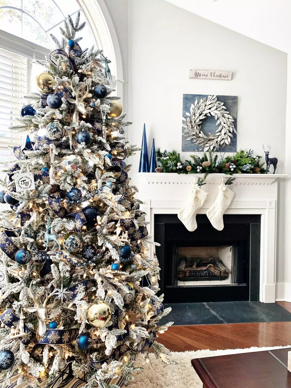 如何在蓝色银色颜色装饰圣诞树？ 30张照片如何打扮球和其他装饰在蓝色和银色的色调？ 7627_4
