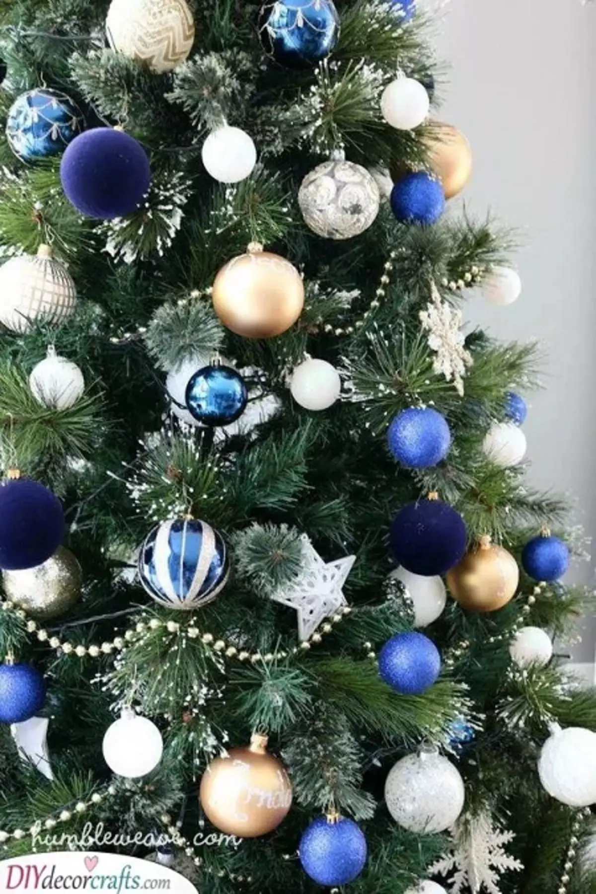 如何在蓝色银色颜色装饰圣诞树？ 30张照片如何打扮球和其他装饰在蓝色和银色的色调？ 7627_5