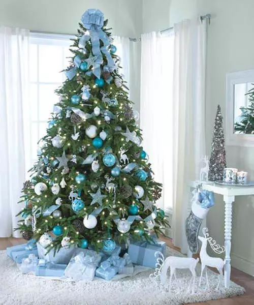 如何在蓝色银色颜色装饰圣诞树？ 30张照片如何打扮球和其他装饰在蓝色和银色的色调？ 7627_6