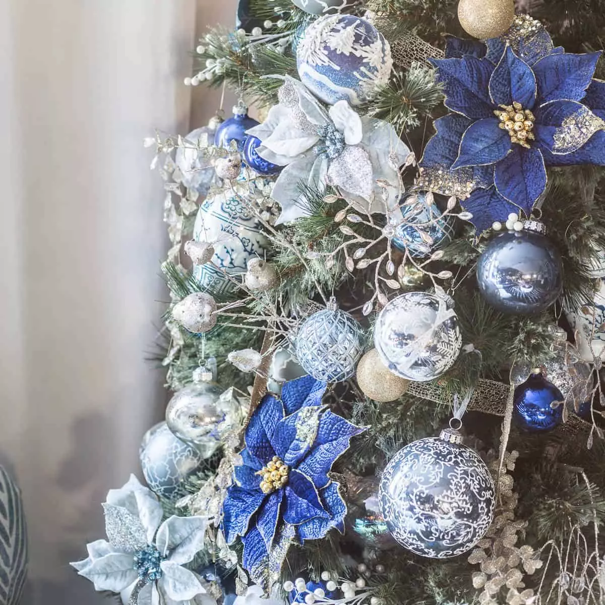 Làm thế nào để trang trí cây Giáng sinh màu xanh lam? 30 ảnh Làm thế nào để ăn mặc với những quả bóng và các trang trí khác trong tông màu xanh và bạc? 7627_7