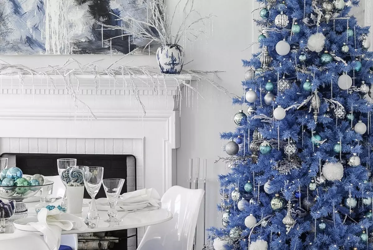 Làm thế nào để trang trí cây Giáng sinh màu xanh lam? 30 ảnh Làm thế nào để ăn mặc với những quả bóng và các trang trí khác trong tông màu xanh và bạc? 7627_8