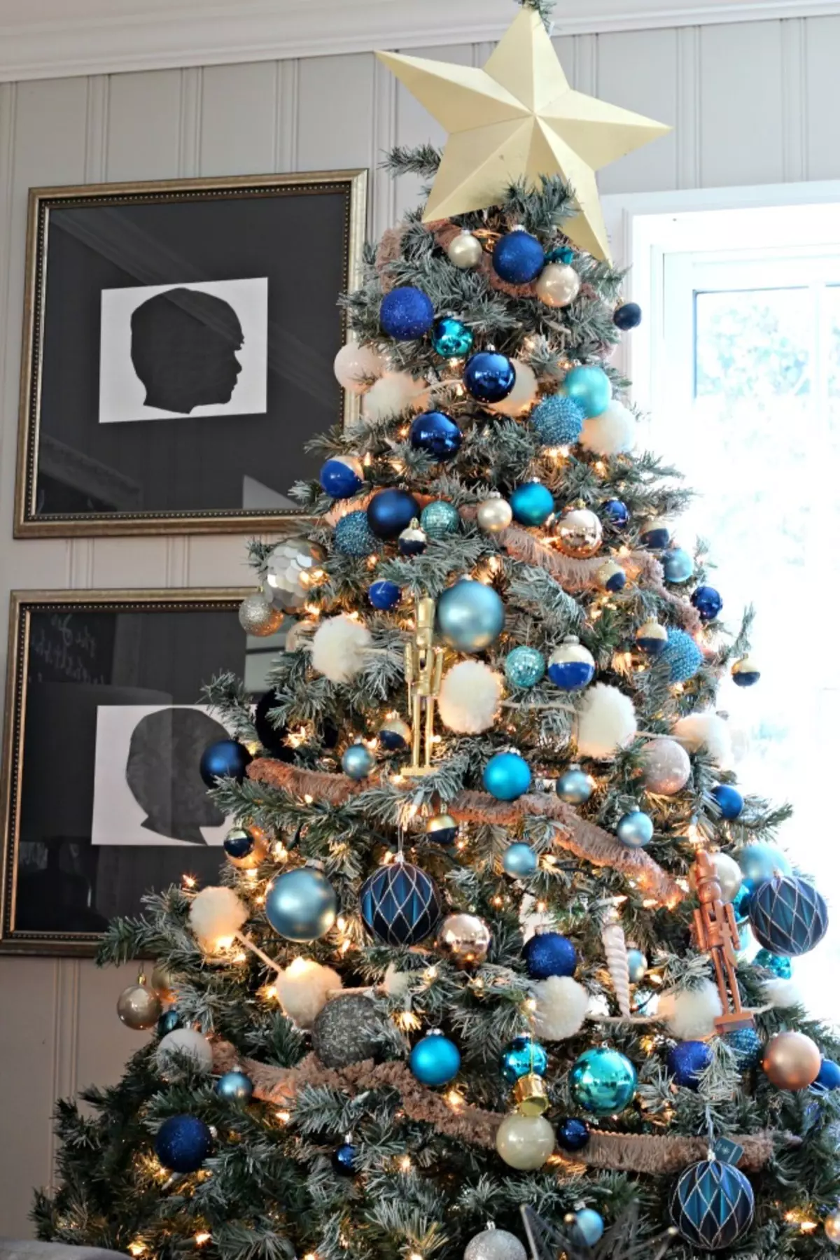 Làm thế nào để trang trí cây Giáng sinh màu xanh lam? 30 ảnh Làm thế nào để ăn mặc với những quả bóng và các trang trí khác trong tông màu xanh và bạc? 7627_9