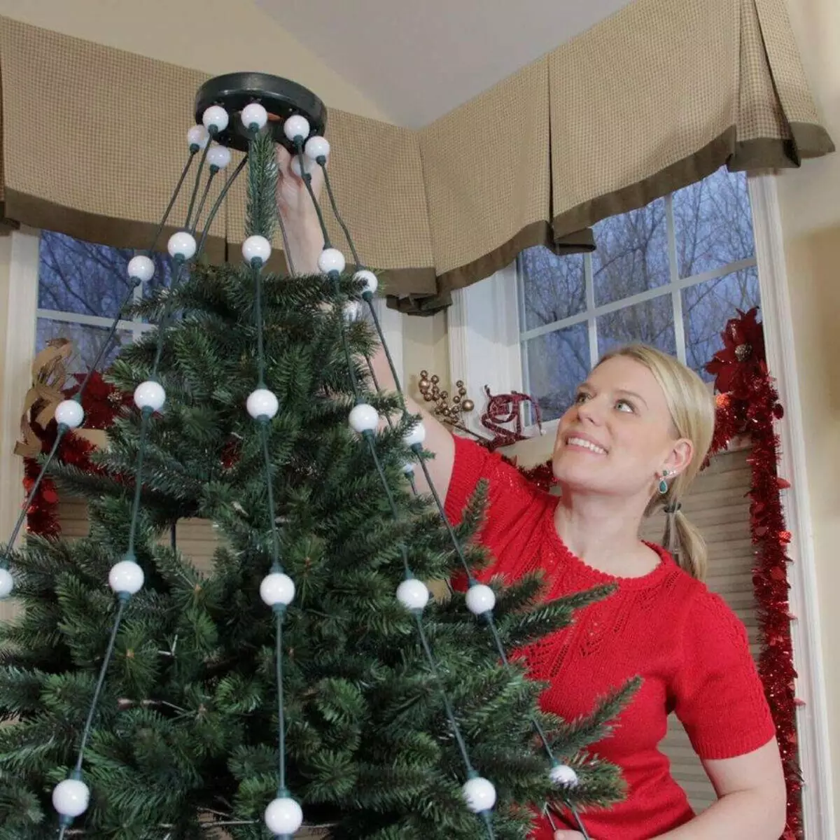 Ako zdobí vianočný strom s vencom? Ako správne a krásne obliekať to podľa schémy s žiariace elektrickej girlandami a ďalšie veniec? 7630_10