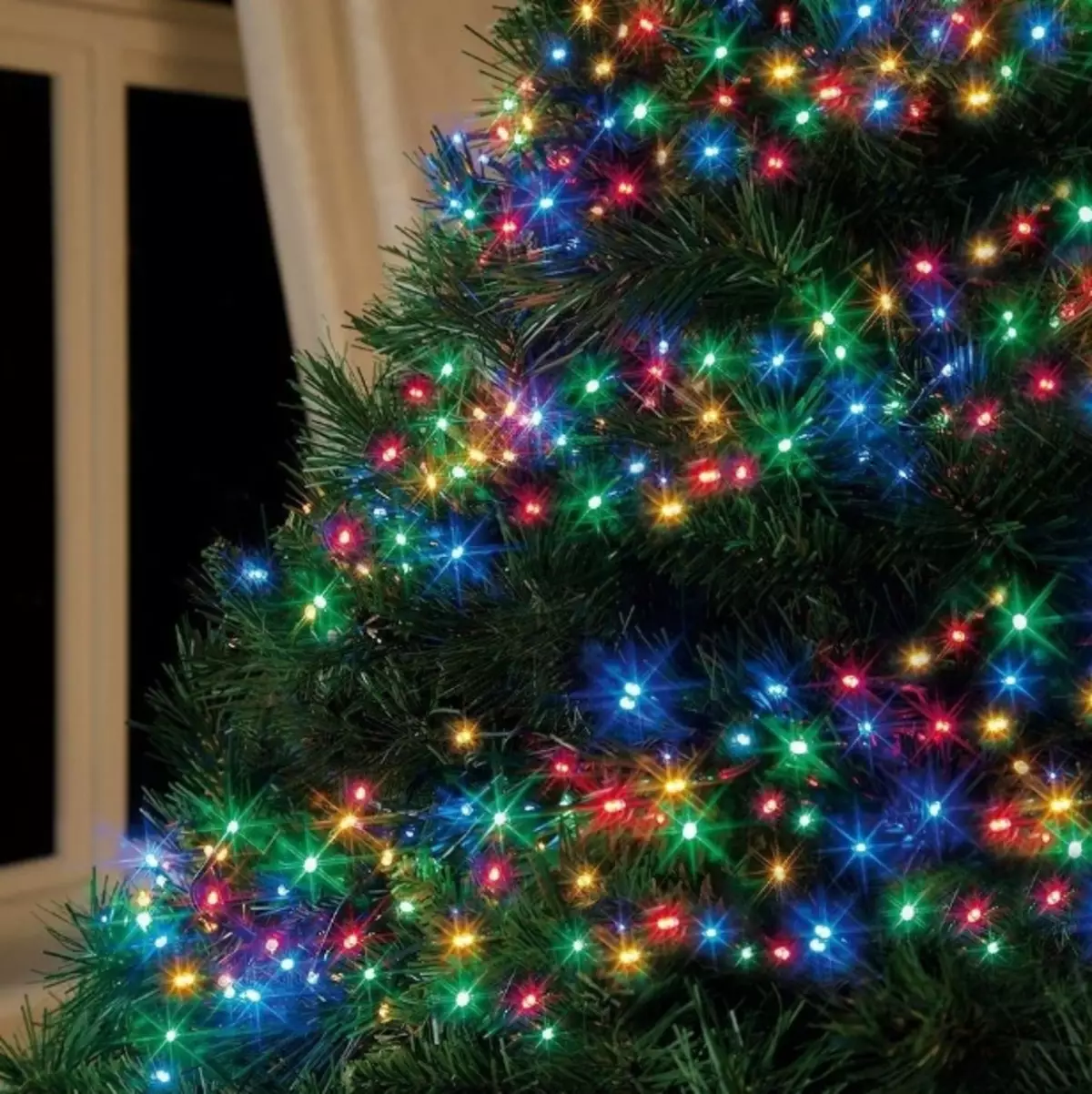 Ako zdobí vianočný strom s vencom? Ako správne a krásne obliekať to podľa schémy s žiariace elektrickej girlandami a ďalšie veniec? 7630_14
