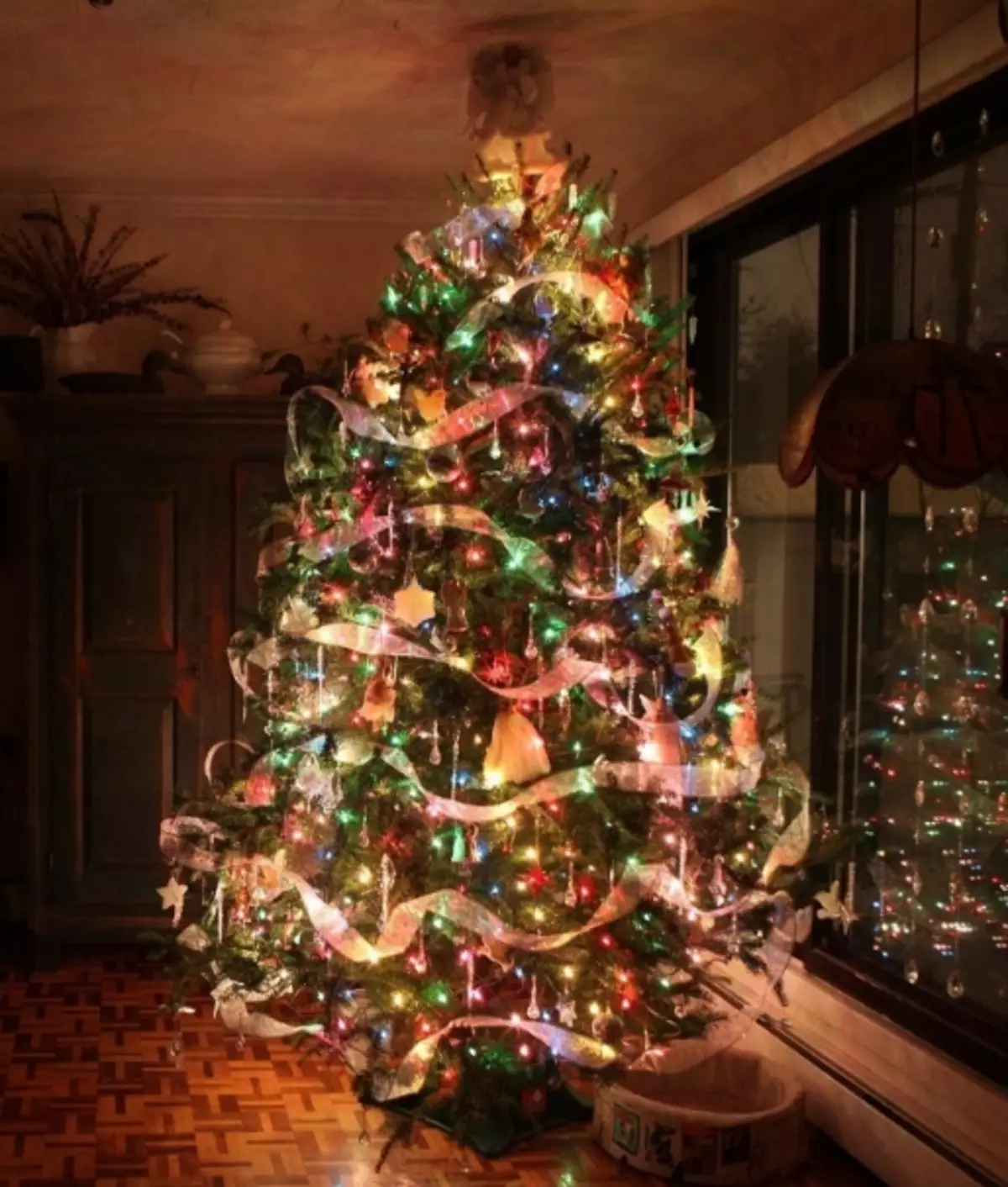 Ako zdobí vianočný strom s vencom? Ako správne a krásne obliekať to podľa schémy s žiariace elektrickej girlandami a ďalšie veniec? 7630_15
