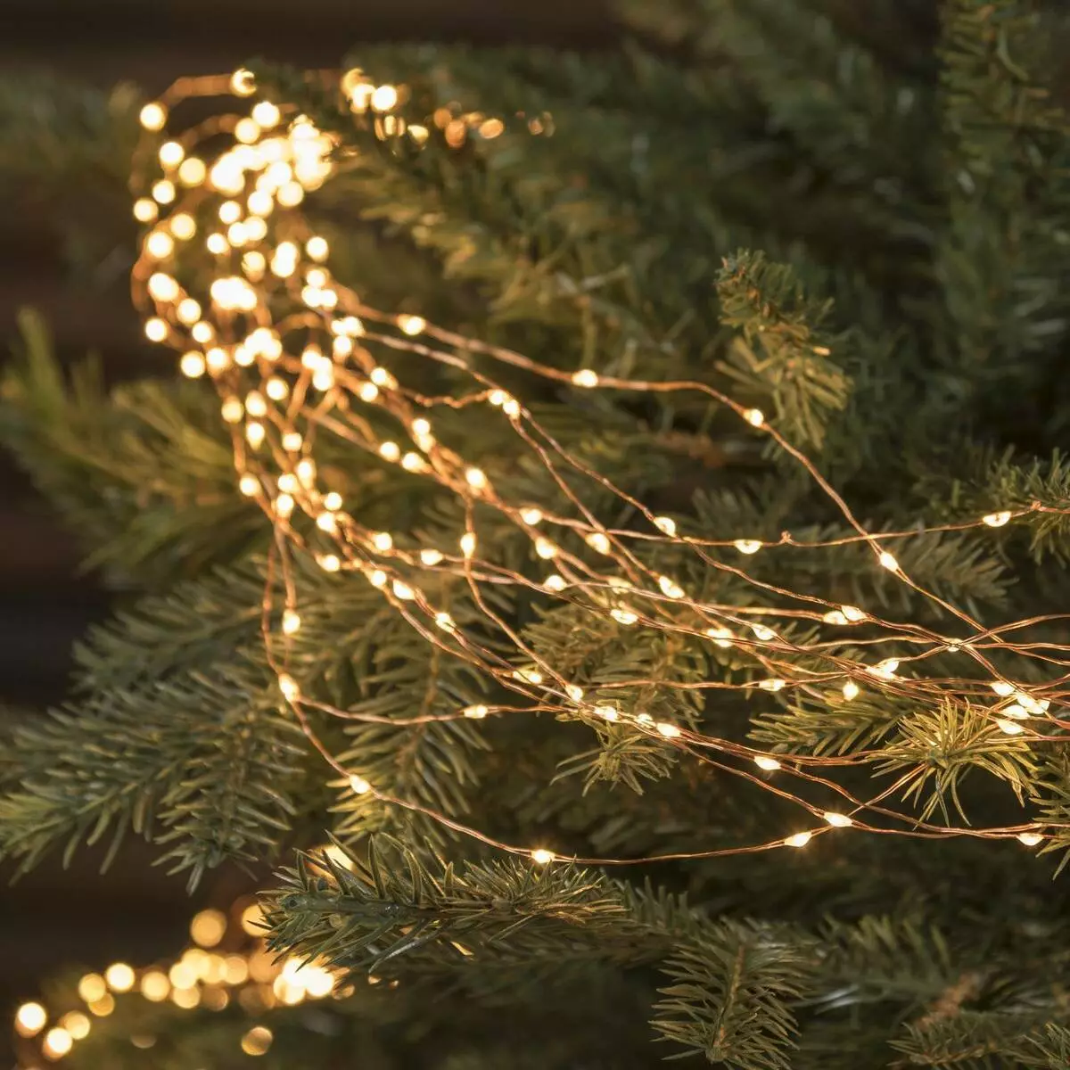 Ako zdobí vianočný strom s vencom? Ako správne a krásne obliekať to podľa schémy s žiariace elektrickej girlandami a ďalšie veniec? 7630_16
