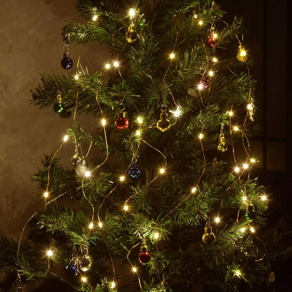 Ako zdobí vianočný strom s vencom? Ako správne a krásne obliekať to podľa schémy s žiariace elektrickej girlandami a ďalšie veniec? 7630_18