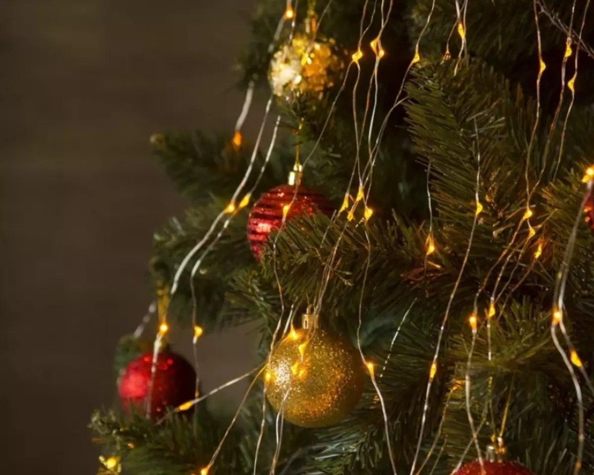 Ako zdobí vianočný strom s vencom? Ako správne a krásne obliekať to podľa schémy s žiariace elektrickej girlandami a ďalšie veniec? 7630_19