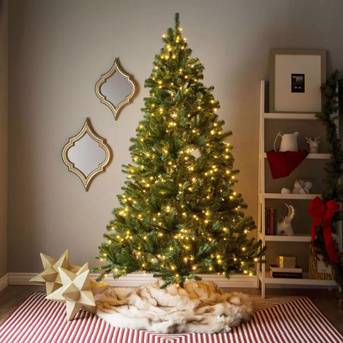 Ako zdobí vianočný strom s vencom? Ako správne a krásne obliekať to podľa schémy s žiariace elektrickej girlandami a ďalšie veniec? 7630_2