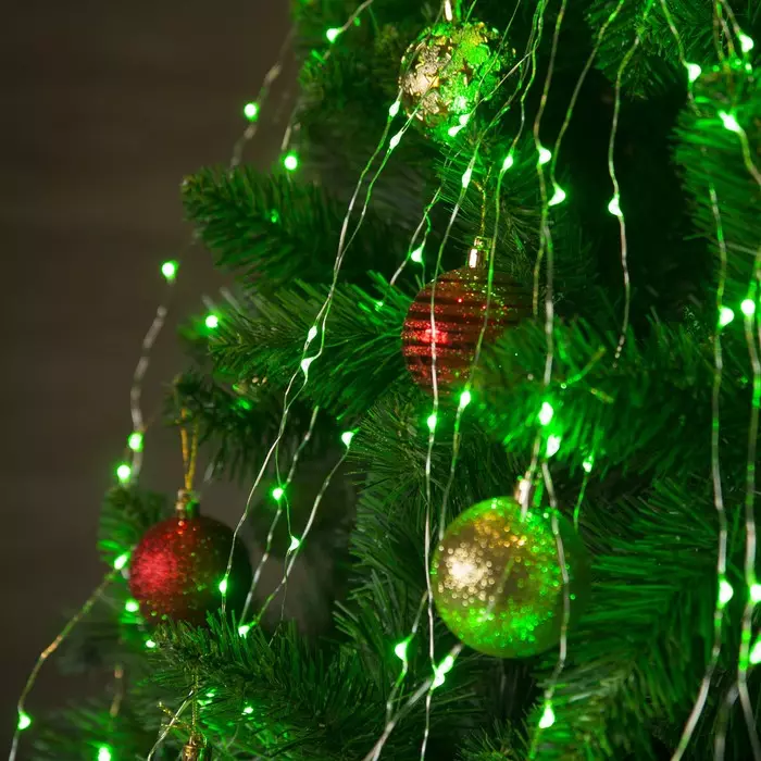 Ako zdobí vianočný strom s vencom? Ako správne a krásne obliekať to podľa schémy s žiariace elektrickej girlandami a ďalšie veniec? 7630_20