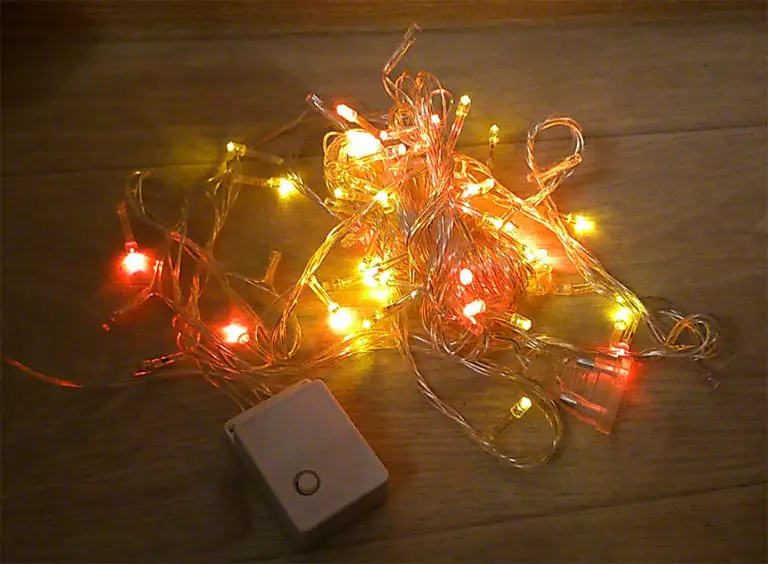 Ako zdobí vianočný strom s vencom? Ako správne a krásne obliekať to podľa schémy s žiariace elektrickej girlandami a ďalšie veniec? 7630_31