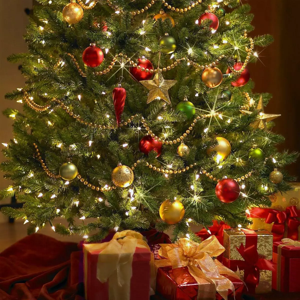 Ako zdobí vianočný strom s vencom? Ako správne a krásne obliekať to podľa schémy s žiariace elektrickej girlandami a ďalšie veniec? 7630_33