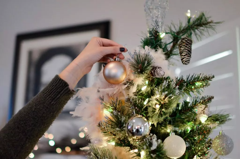 Ako zdobí vianočný strom s vencom? Ako správne a krásne obliekať to podľa schémy s žiariace elektrickej girlandami a ďalšie veniec? 7630_35