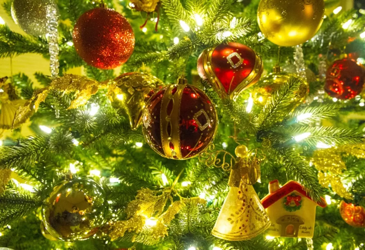 Ako zdobí vianočný strom s vencom? Ako správne a krásne obliekať to podľa schémy s žiariace elektrickej girlandami a ďalšie veniec? 7630_37