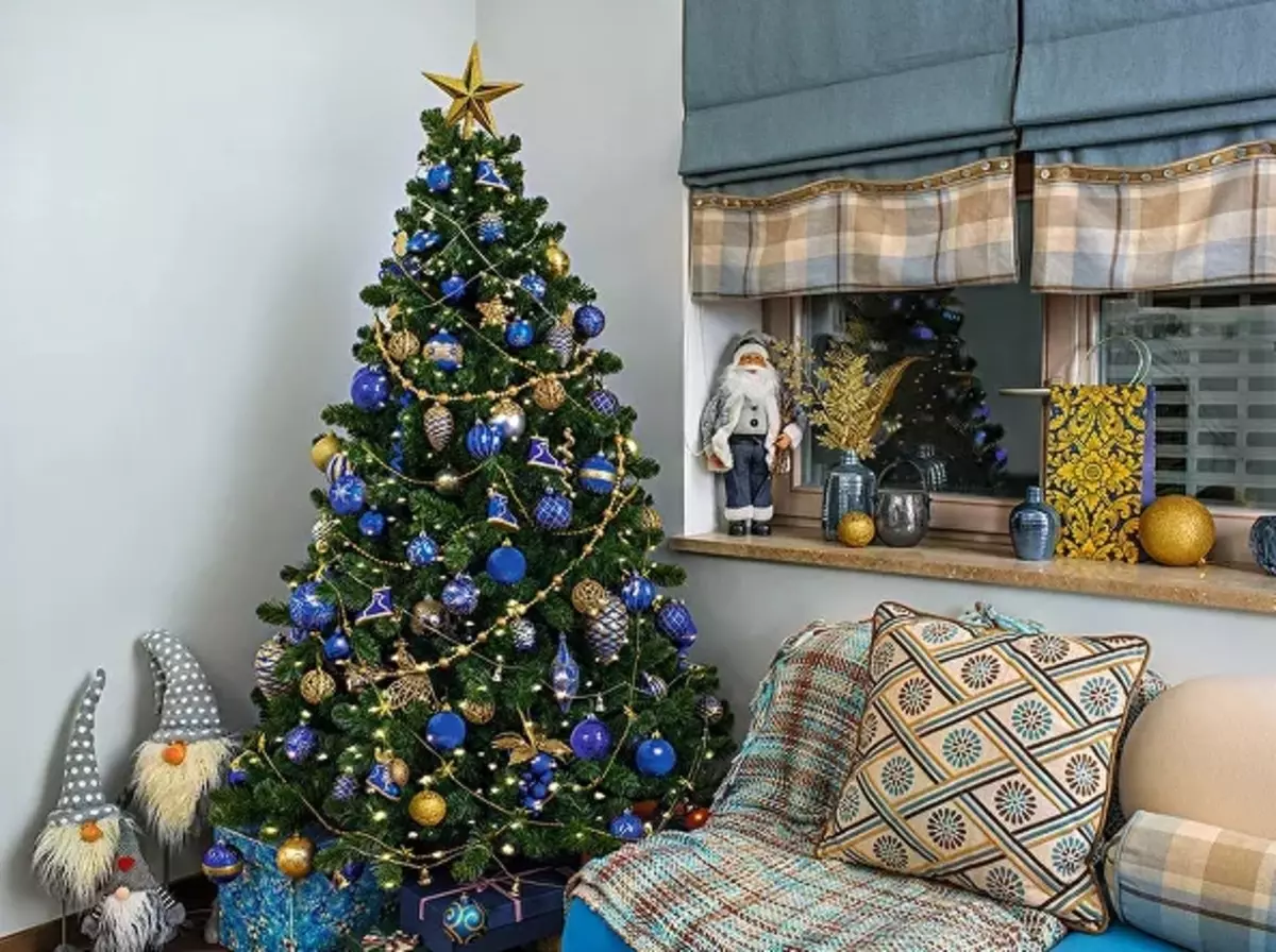 Ako zdobí vianočný strom s vencom? Ako správne a krásne obliekať to podľa schémy s žiariace elektrickej girlandami a ďalšie veniec? 7630_38