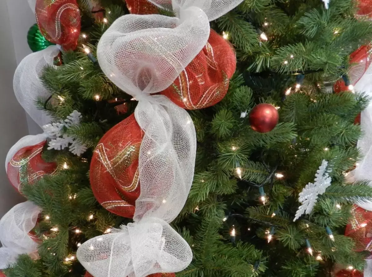 Ako zdobí vianočný strom s vencom? Ako správne a krásne obliekať to podľa schémy s žiariace elektrickej girlandami a ďalšie veniec? 7630_39