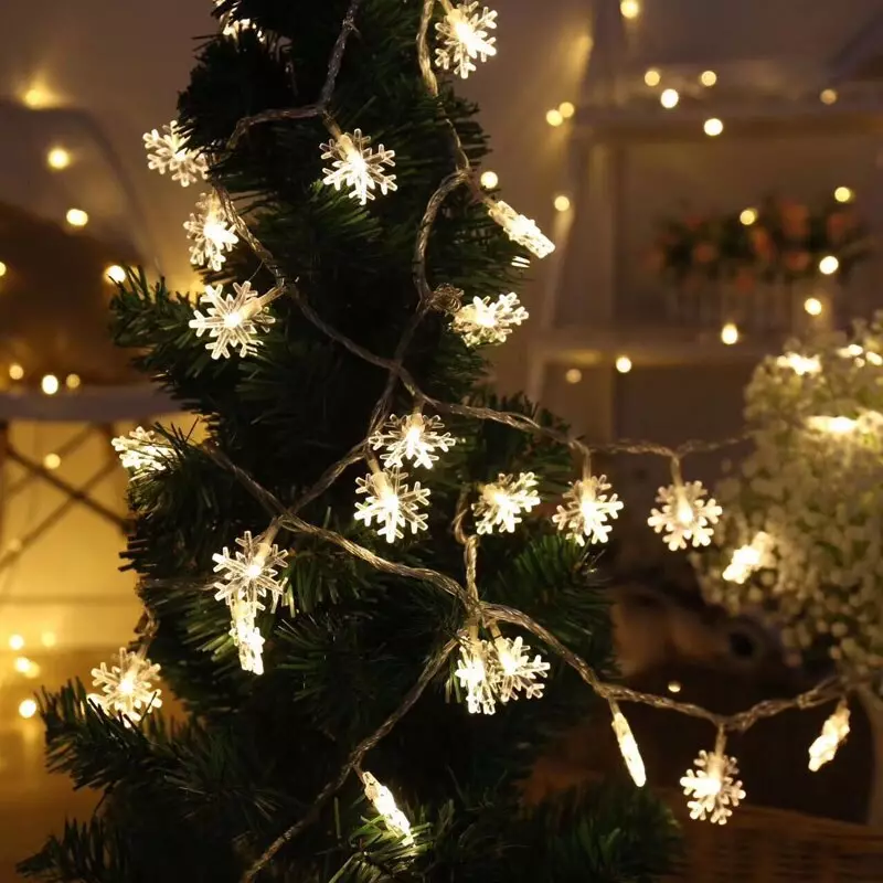 Ako zdobí vianočný strom s vencom? Ako správne a krásne obliekať to podľa schémy s žiariace elektrickej girlandami a ďalšie veniec? 7630_4