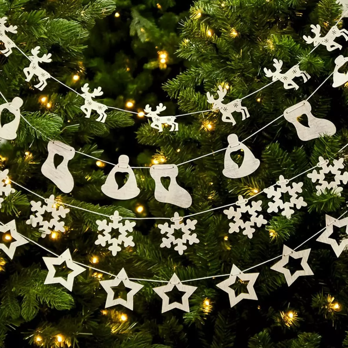 Ako zdobí vianočný strom s vencom? Ako správne a krásne obliekať to podľa schémy s žiariace elektrickej girlandami a ďalšie veniec? 7630_41