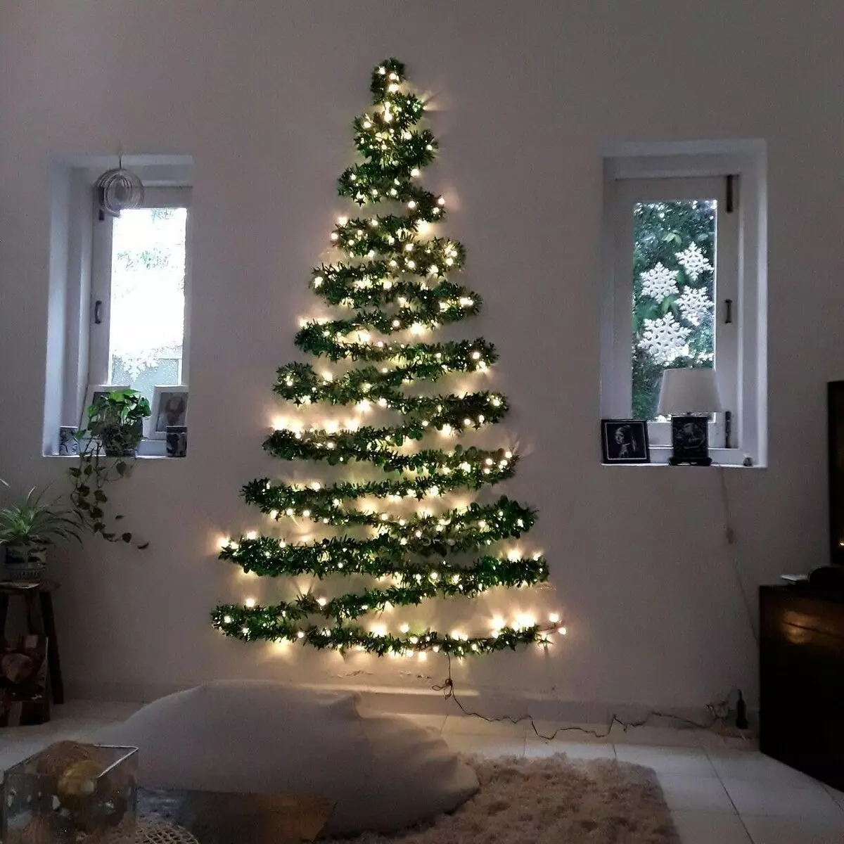 Ako zdobí vianočný strom s vencom? Ako správne a krásne obliekať to podľa schémy s žiariace elektrickej girlandami a ďalšie veniec? 7630_43