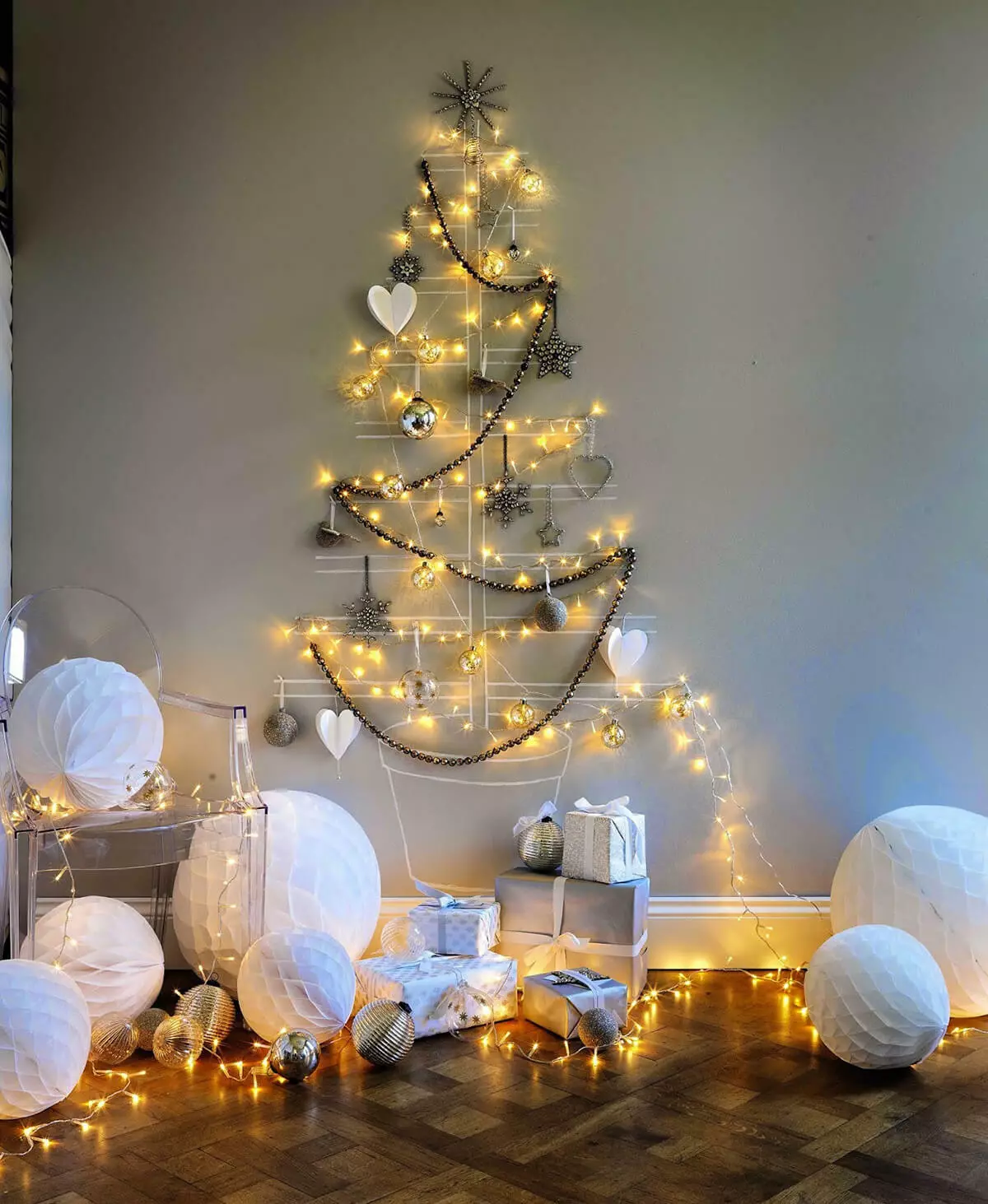 Ako zdobí vianočný strom s vencom? Ako správne a krásne obliekať to podľa schémy s žiariace elektrickej girlandami a ďalšie veniec? 7630_44