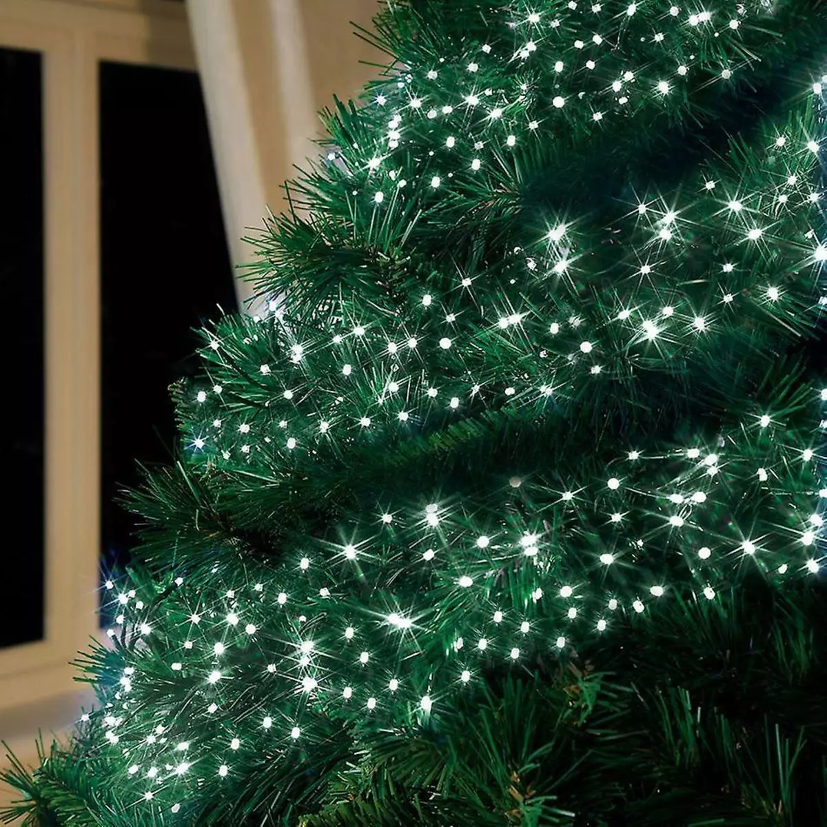 Ako zdobí vianočný strom s vencom? Ako správne a krásne obliekať to podľa schémy s žiariace elektrickej girlandami a ďalšie veniec? 7630_5