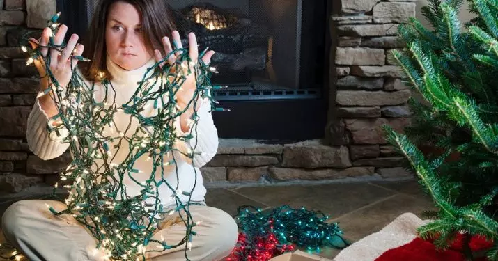 Ako zdobí vianočný strom s vencom? Ako správne a krásne obliekať to podľa schémy s žiariace elektrickej girlandami a ďalšie veniec? 7630_6