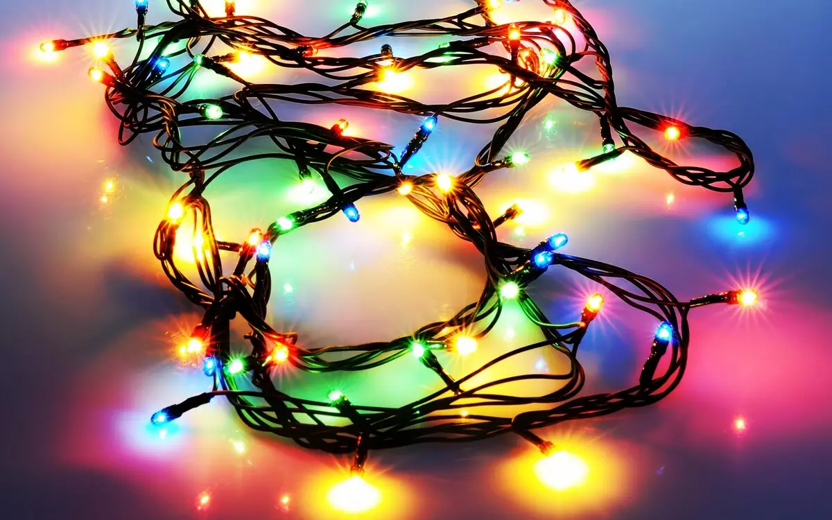 Ako zdobí vianočný strom s vencom? Ako správne a krásne obliekať to podľa schémy s žiariace elektrickej girlandami a ďalšie veniec? 7630_8
