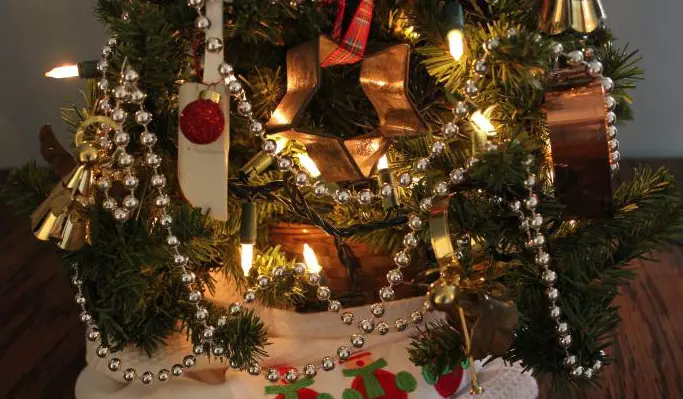 Bagaimana untuk menghiasi manik pokok Krismas? 23 Perhiasan cantik dari manik. Bagaimana untuk berpakaian pokok Krismas dengan manik tahun baru langkah pintas dengan bola dan dengan Mishur? 7633_10