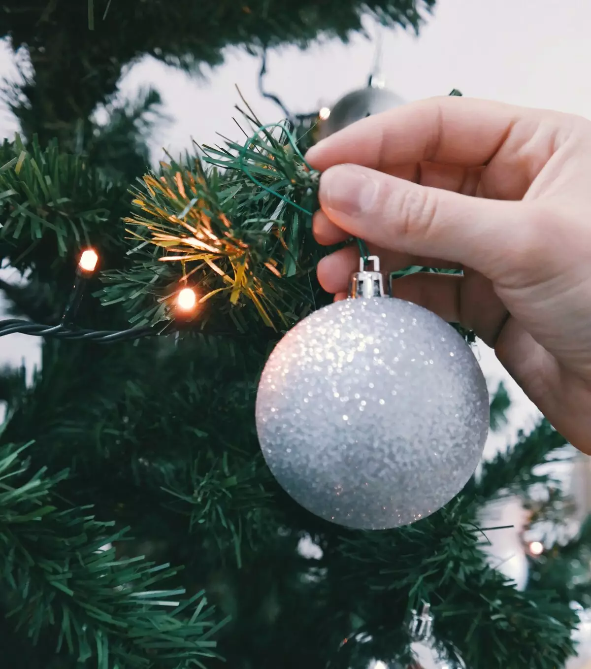 Kuinka koristaa joulukuusi helmiä? 23 Kuva Kaunis korut helmet. Kuinka pukeutua joulukuusi uudenvuoden helmet askel ohitus palloja ja Mishur? 7633_13