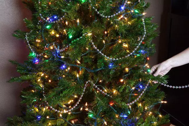 Bagaimana untuk menghiasi manik pokok Krismas? 23 Perhiasan cantik dari manik. Bagaimana untuk berpakaian pokok Krismas dengan manik tahun baru langkah pintas dengan bola dan dengan Mishur? 7633_14