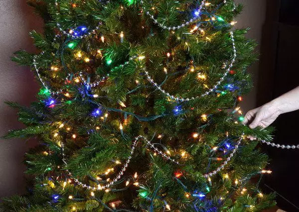 Bagaimana untuk menghiasi manik pokok Krismas? 23 Perhiasan cantik dari manik. Bagaimana untuk berpakaian pokok Krismas dengan manik tahun baru langkah pintas dengan bola dan dengan Mishur? 7633_7