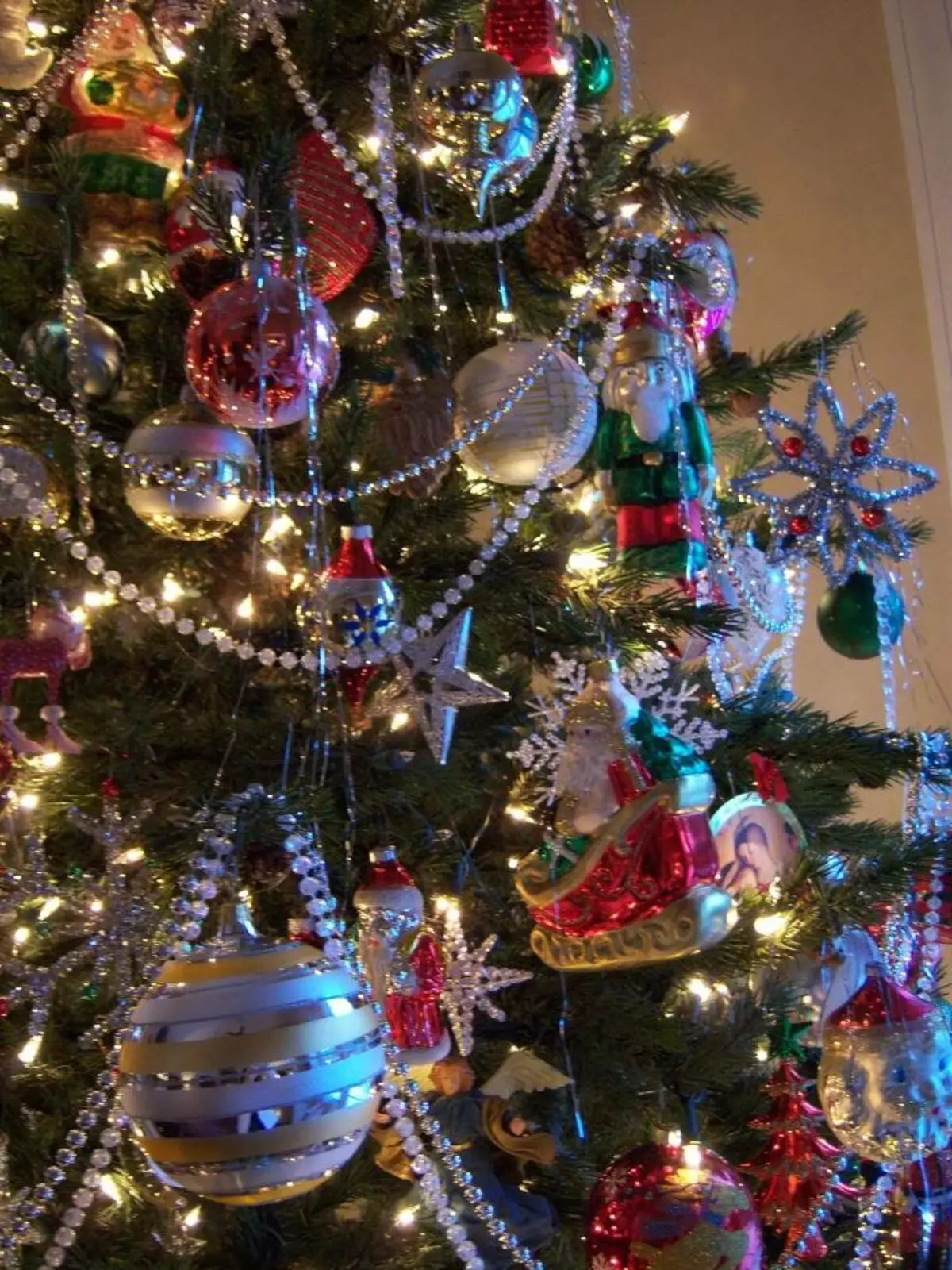 Kuinka koristaa joulukuusi helmiä? 23 Kuva Kaunis korut helmet. Kuinka pukeutua joulukuusi uudenvuoden helmet askel ohitus palloja ja Mishur? 7633_9