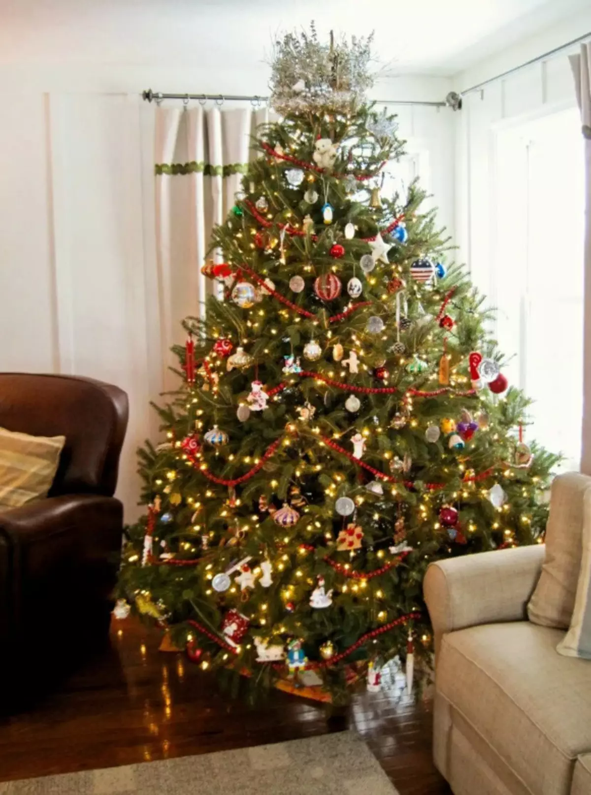 Hoe een live boom te versieren? 45 foto's How to prachtig jurk thuis echte dennen of fir op het nieuwe jaar? 7637_12